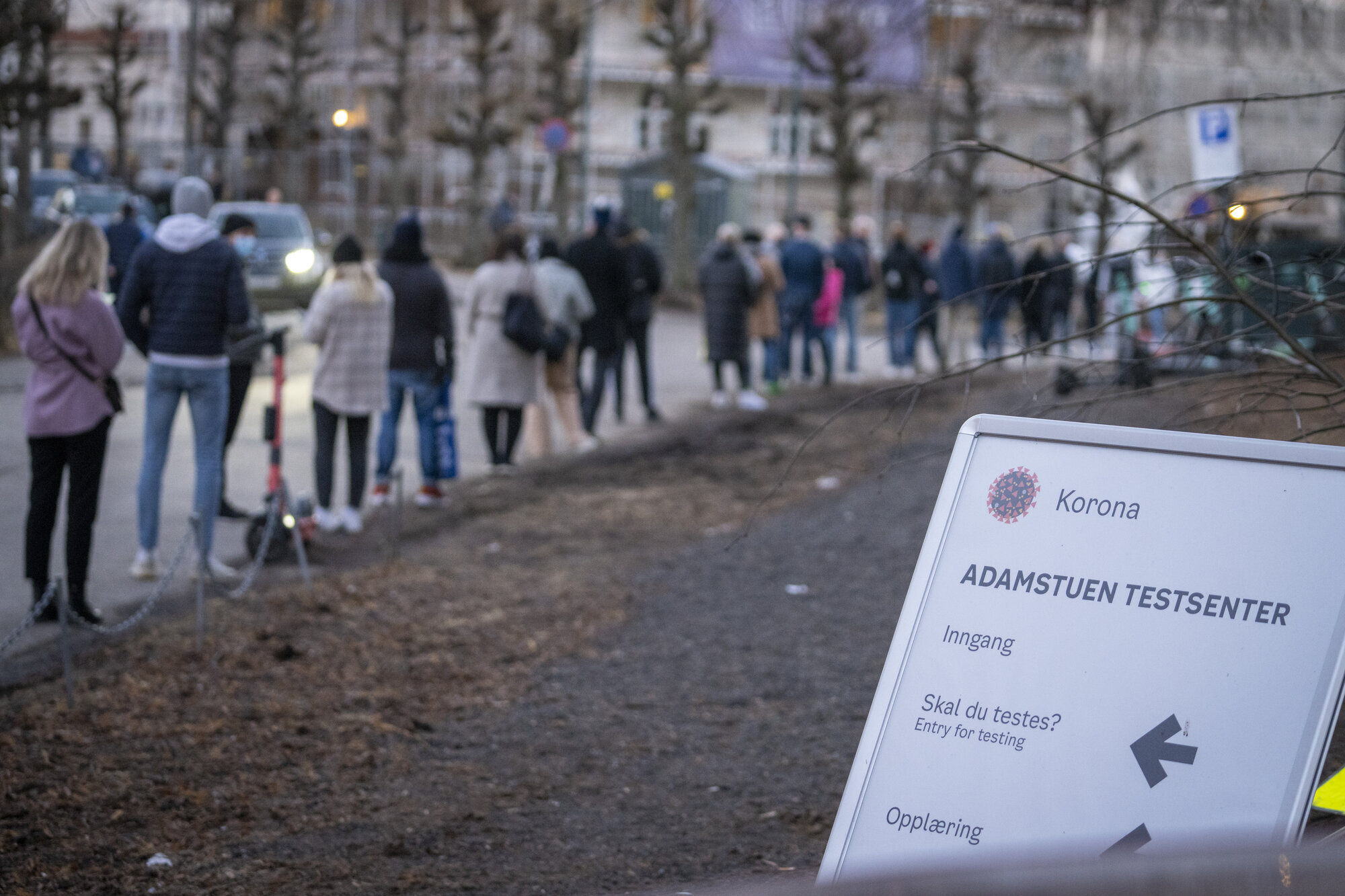 Adamstuen testsenter Bildet viser kø til Adamstuen testsenter.