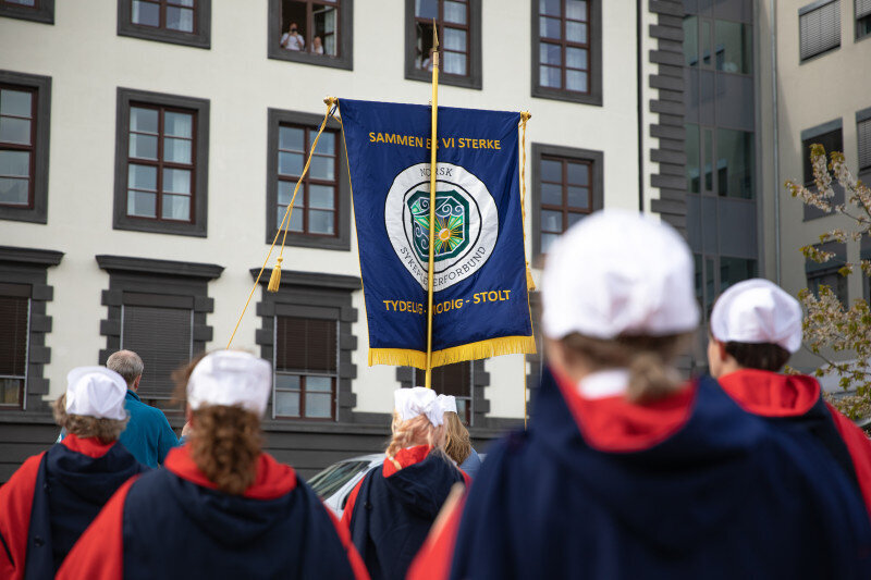 Trommekorpset, Norsk Sykepleierforbund Bildet viser bakhodet til medlemmer av trommekorpset.