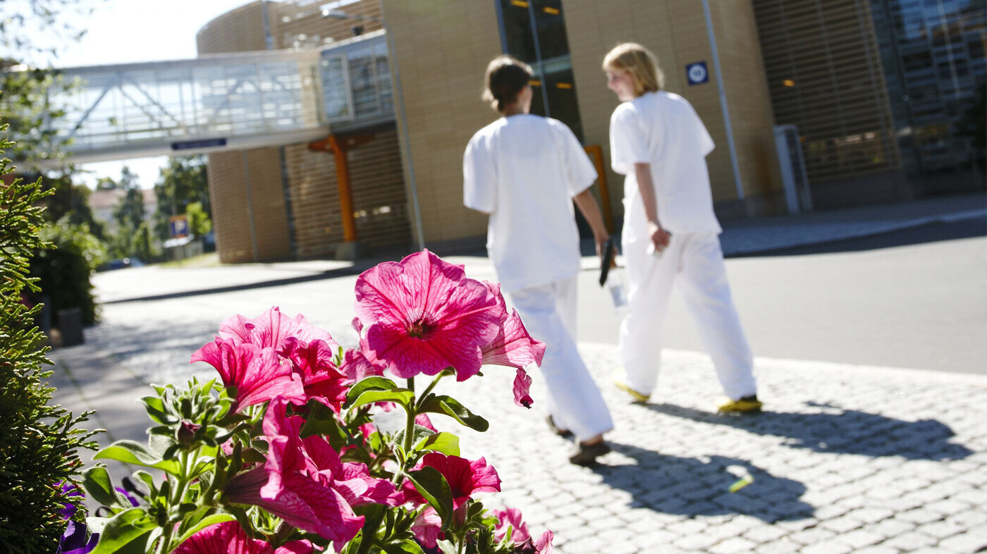 Sykepleiere i sommerlige omgivelser