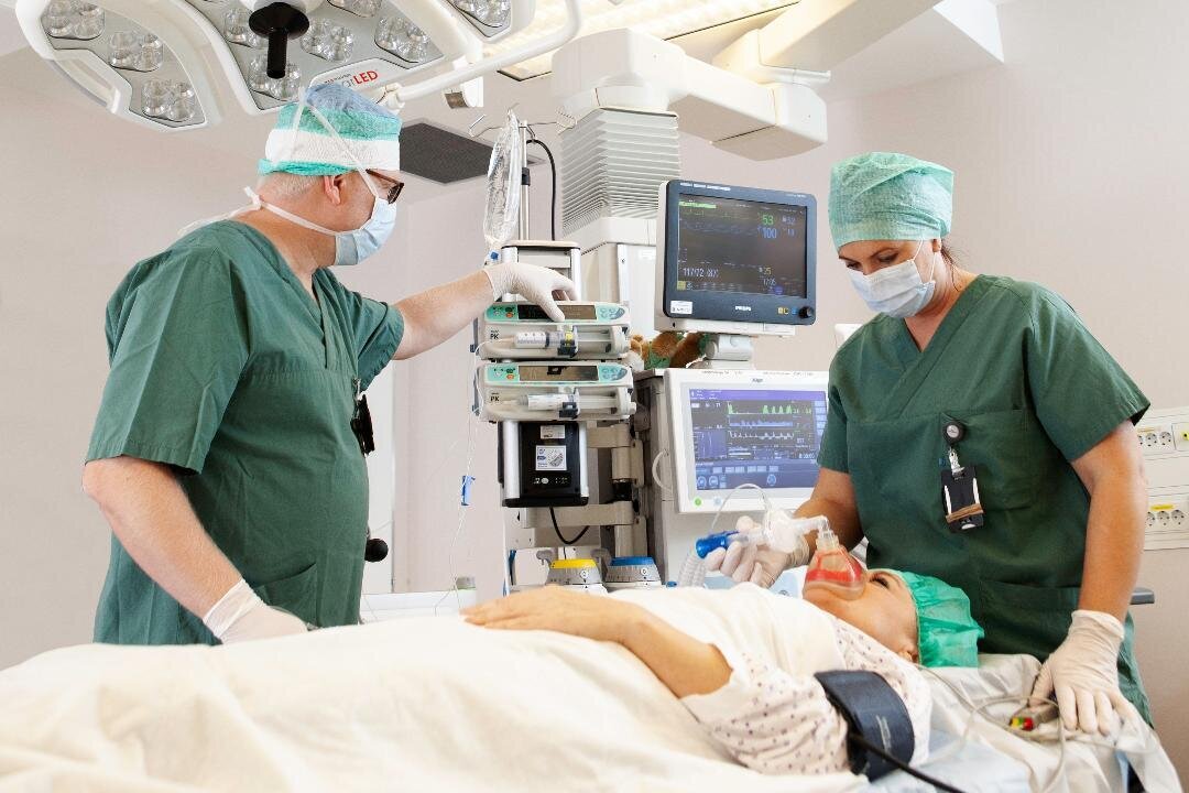 To anestesisykepleiere og en pasient To anestesisykepleiere og en pasient