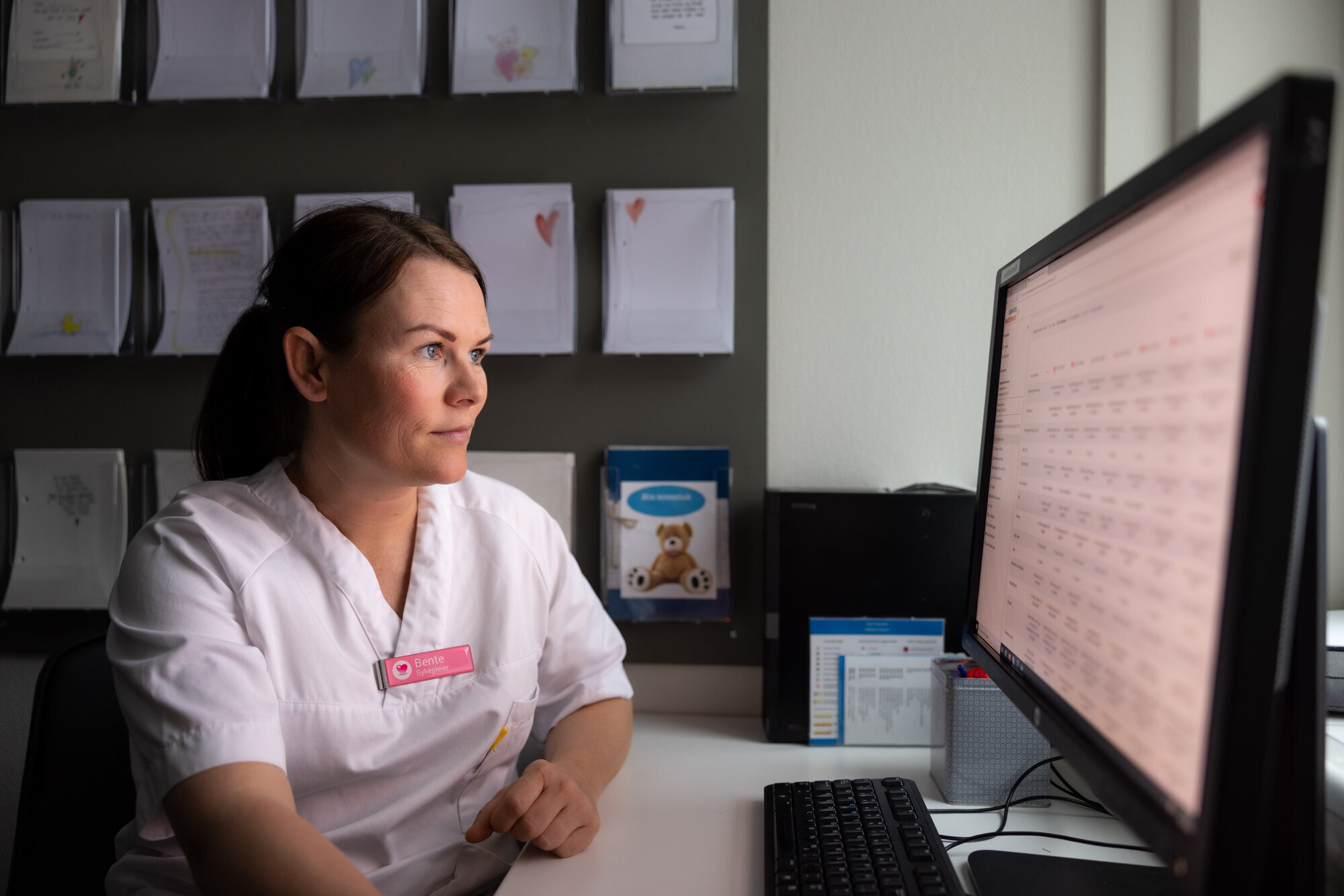 Bente Sandal Olsen jobber med digital hjemmeoppfølging av familier med prematurfødte barn Bente Sandal Olsen jobber med digital hjemmeoppfølging av familier med prematurfødte barn