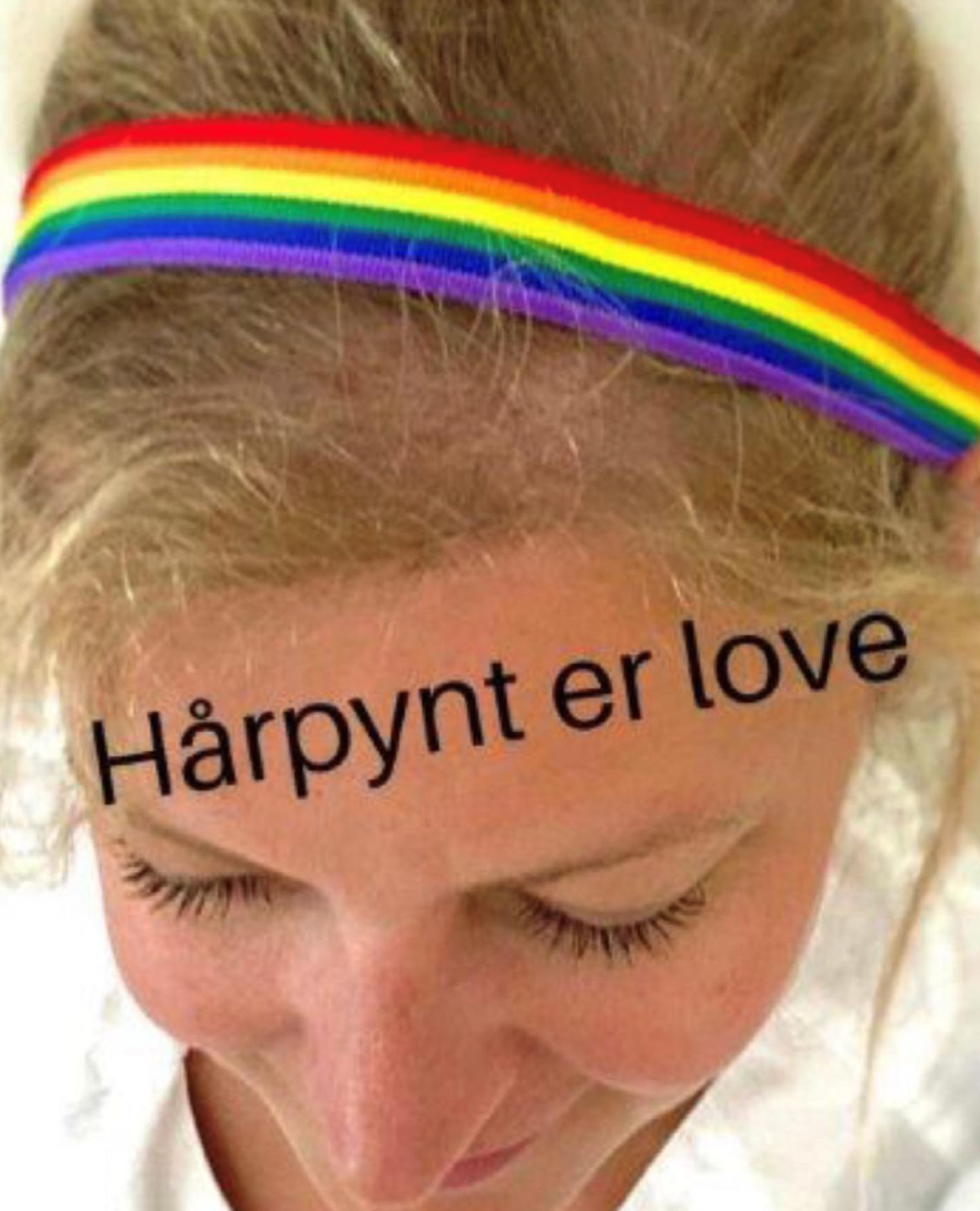 Hårpynt, pride Bildet viser en helsearbeider med hårpynt i regnbuens farger.