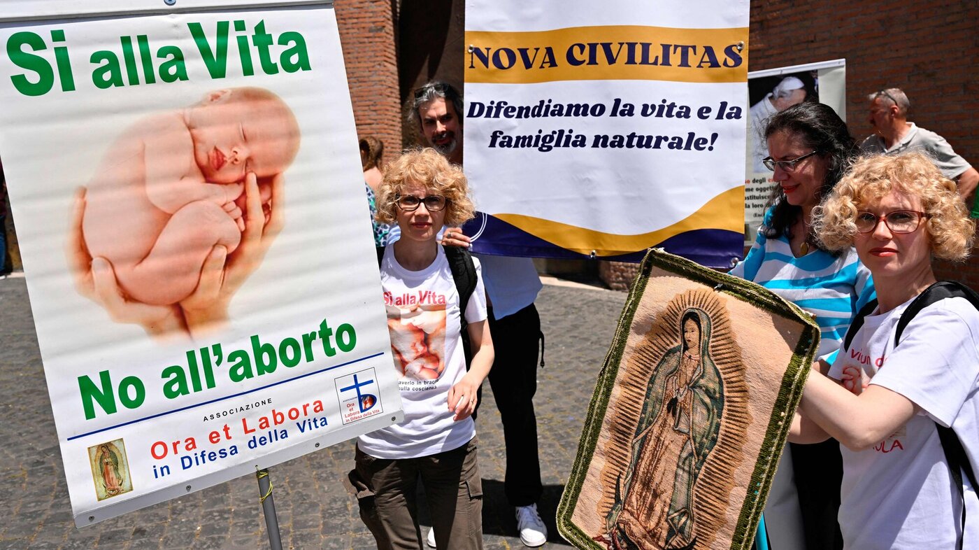 Bildet viser aktivister som protesterer mot abort i Italia.