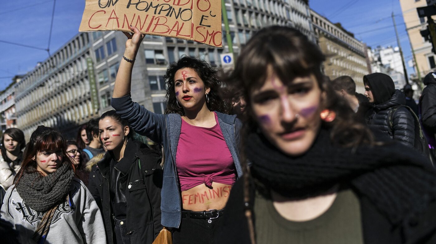 Bildet viser kvinner som demonstrerer i Italia.