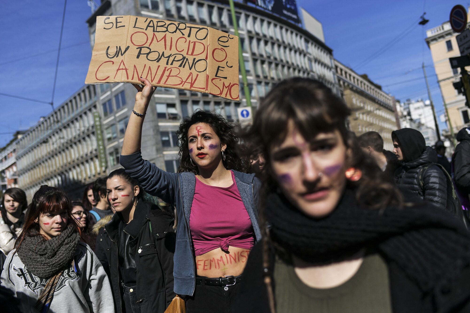Italia Bildet viser kvinner som demonstrerer i Italia.
