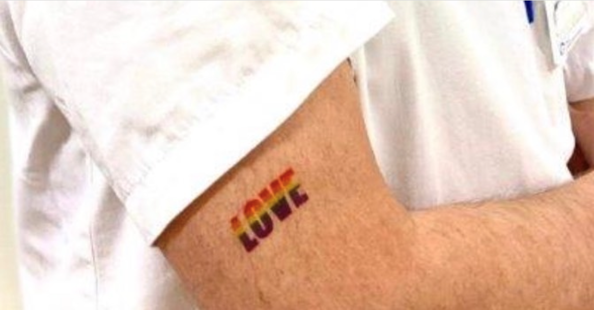Tatovering, pride Bildet viser en arm med regnbuetatovering.