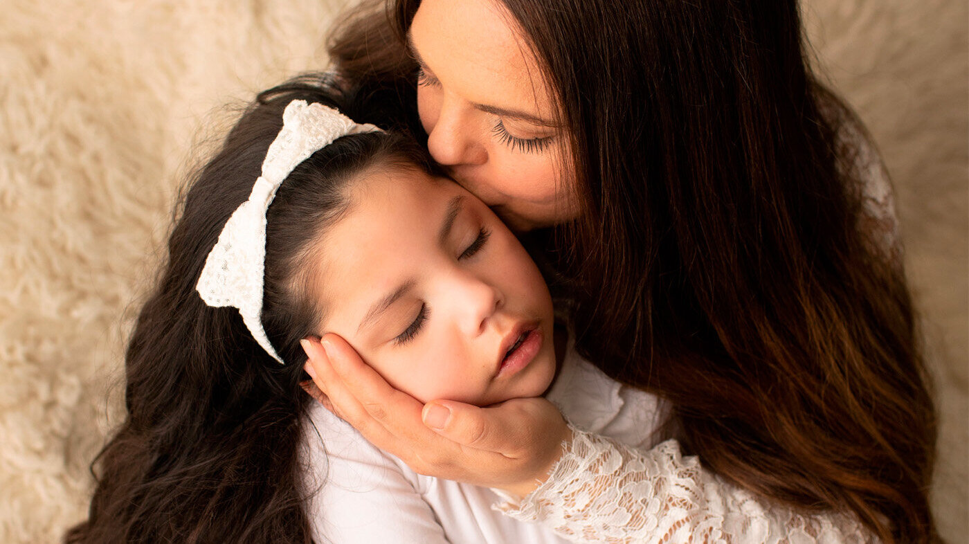 Bildet viser Marlene Ramberg som holder rundt sin datter Novalie (6)