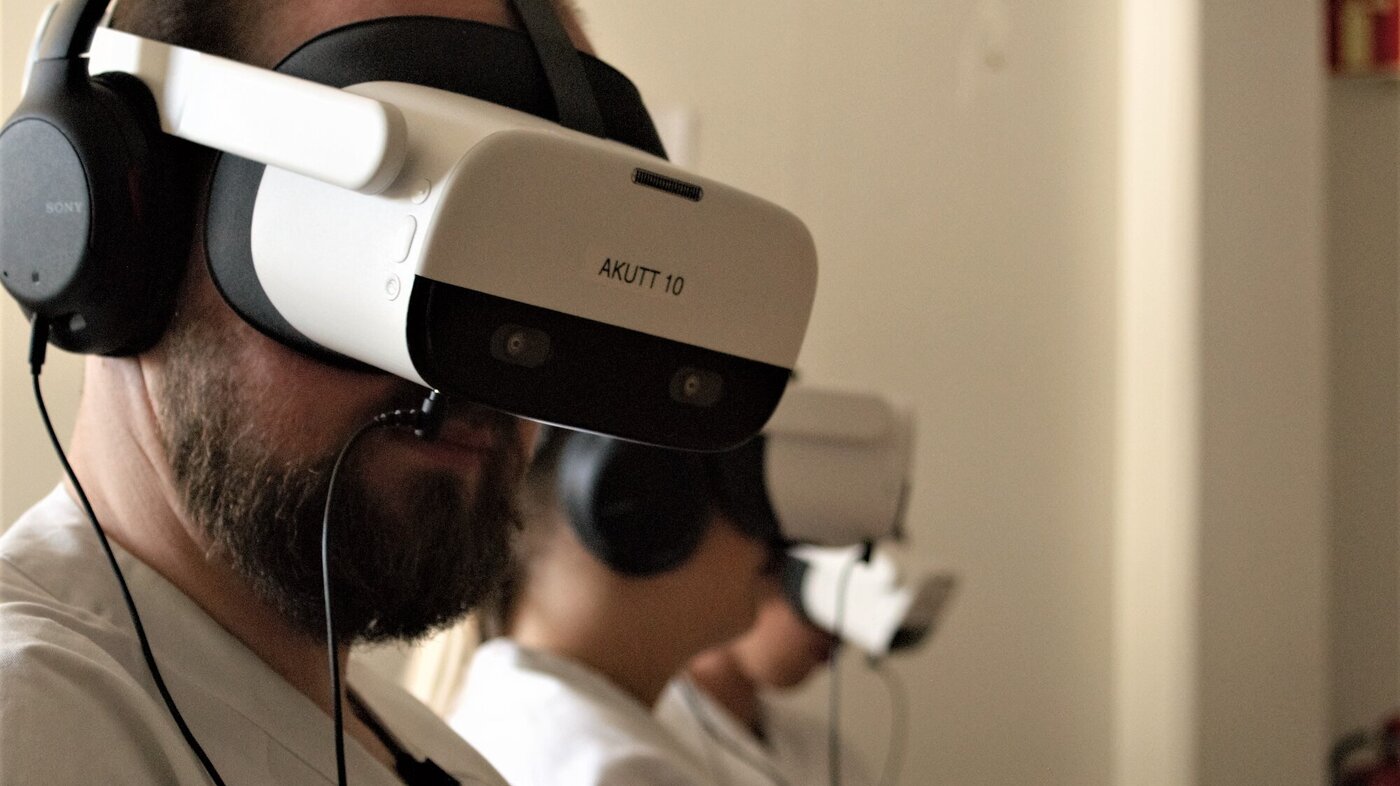 Sykepleier Even Gundersen trener ved hjelp av VR