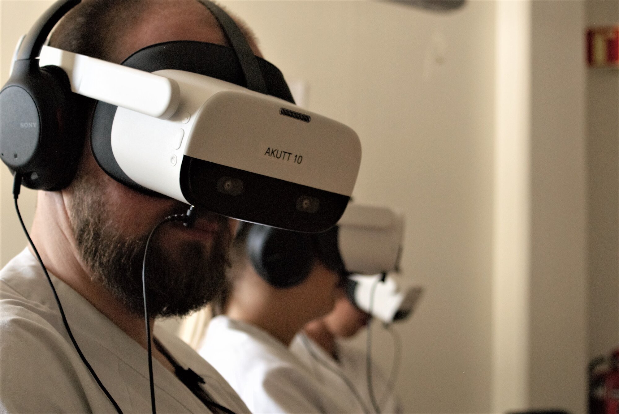 Sykepleier Even Gundersen med VR-briller Sykepleier Even Gundersen trener ved hjelp av VR