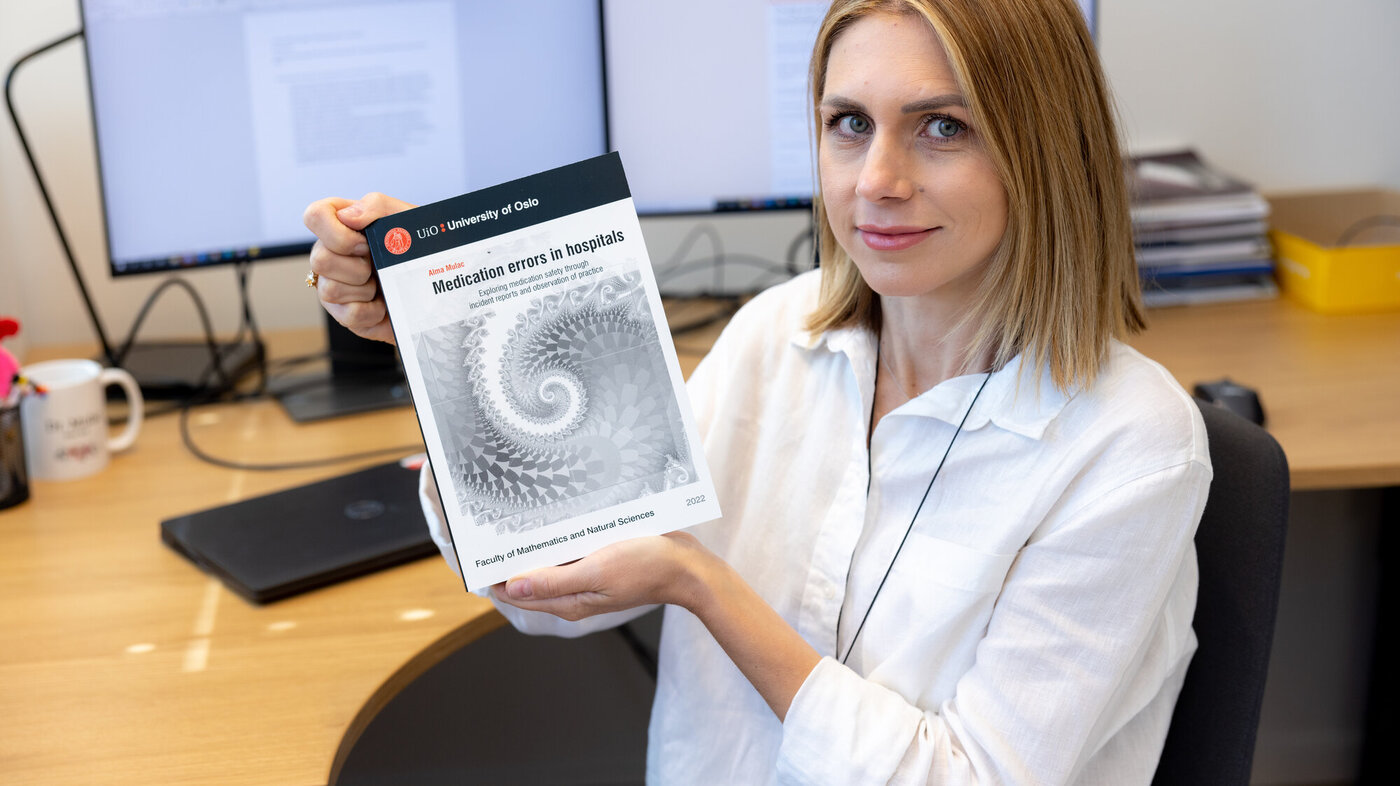 Alma Mulac Bildet viser Alma Mulac som holder doktorgradsoppgaven sin.