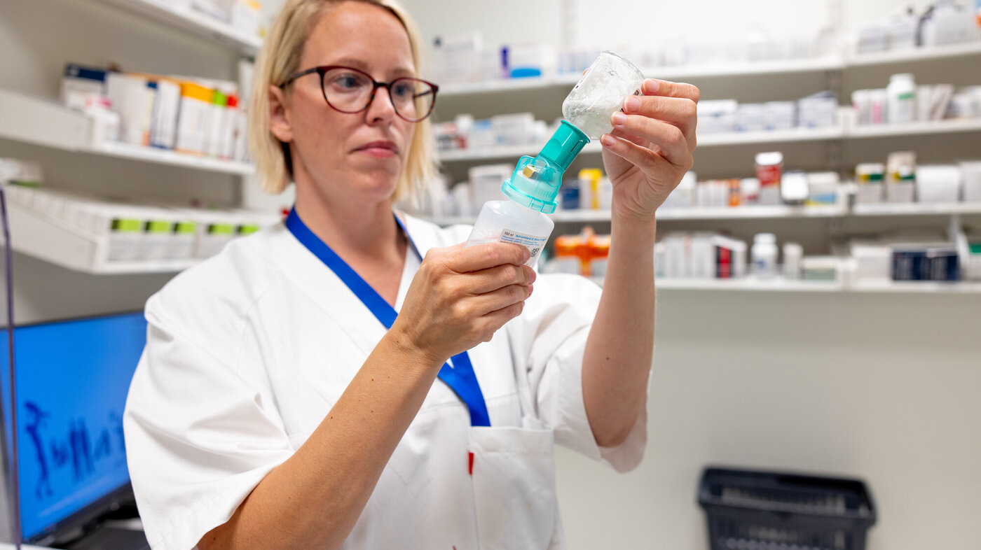 Andrika Hagfjäll-Lande blander ut antibiotika Bildet viser Andrika Hagfjäll-Lande blande ut antibiotika