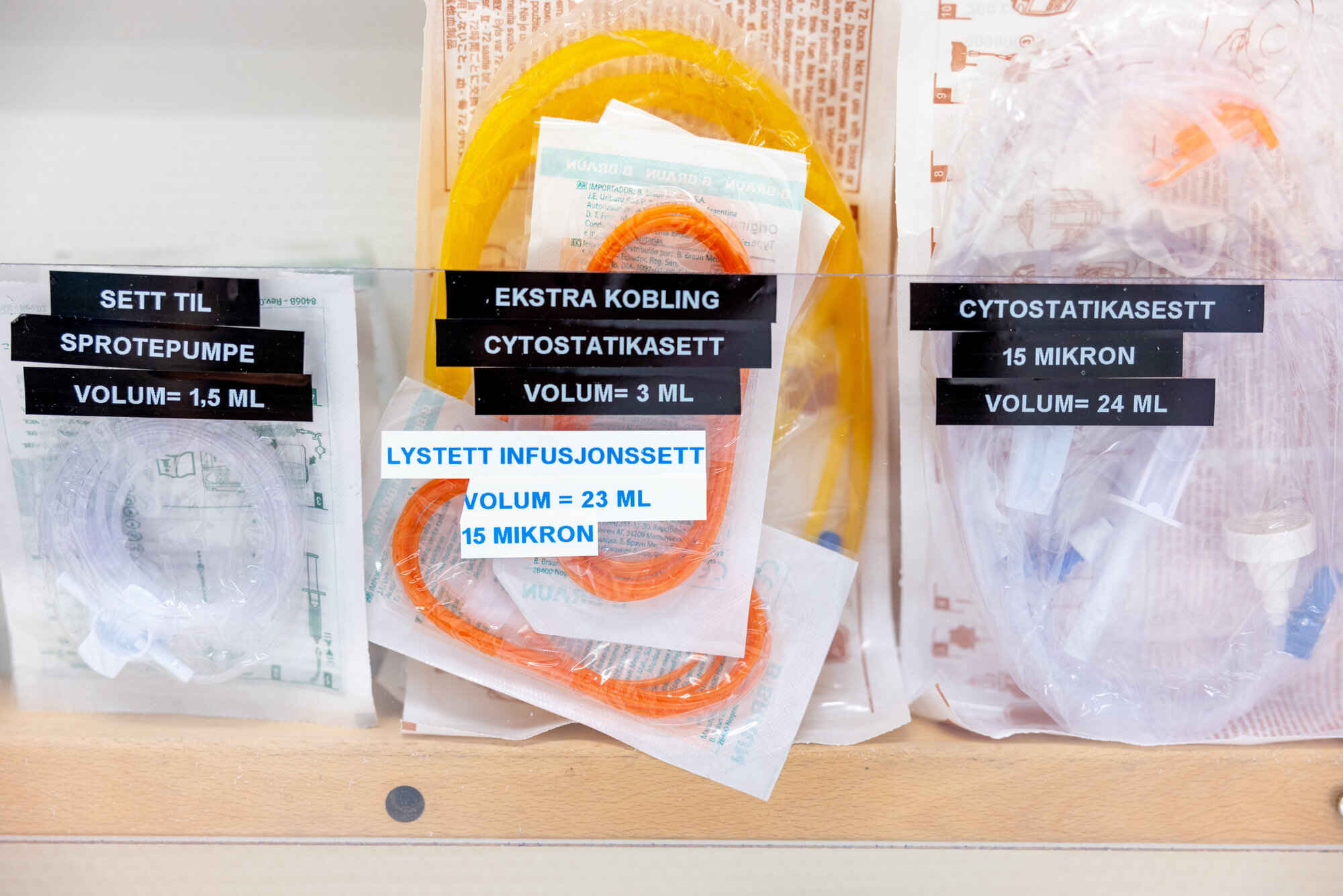 Infusjonssett, lys Bildet viser flere typer infusjonssett, ett av dem er lysbeskyttet.