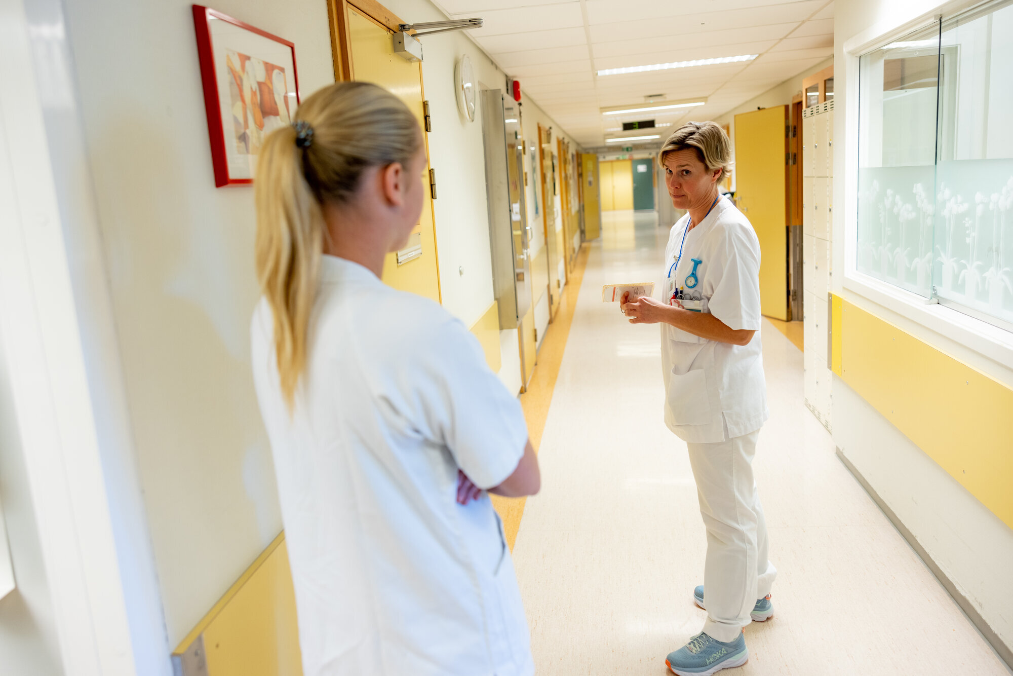 Marta Eik, Hilde Torseth Bildet viser Marta Eik og Hilde Torseth i gangen på barneavdelingen.