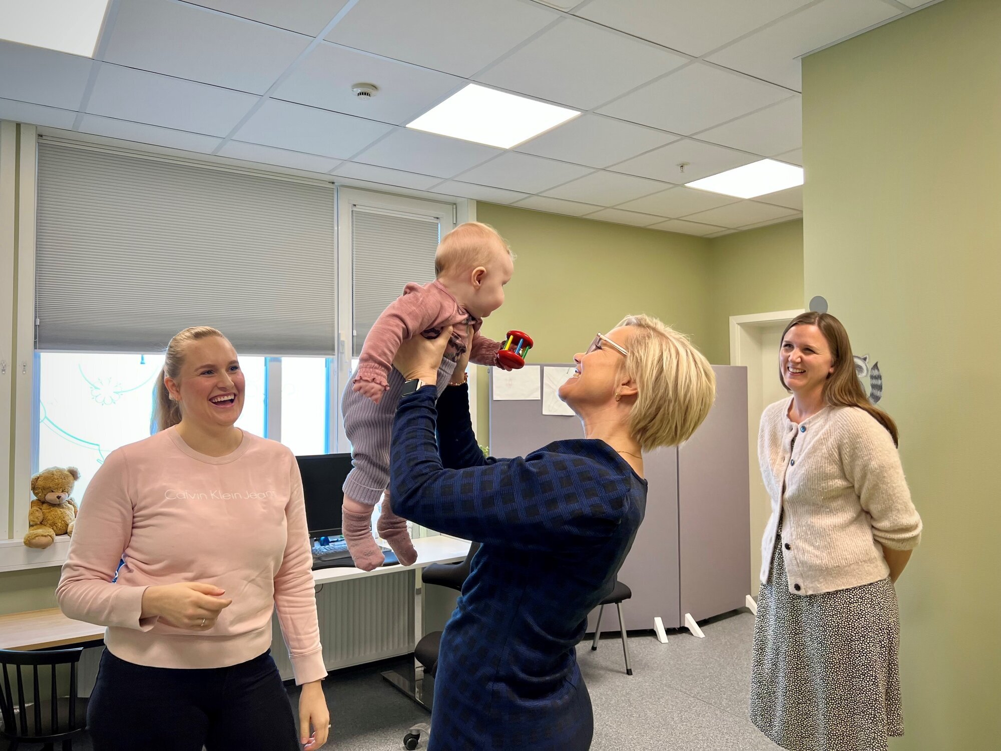 Helseministeren løfter baby på Saupstad helsestasjon i Trondheim