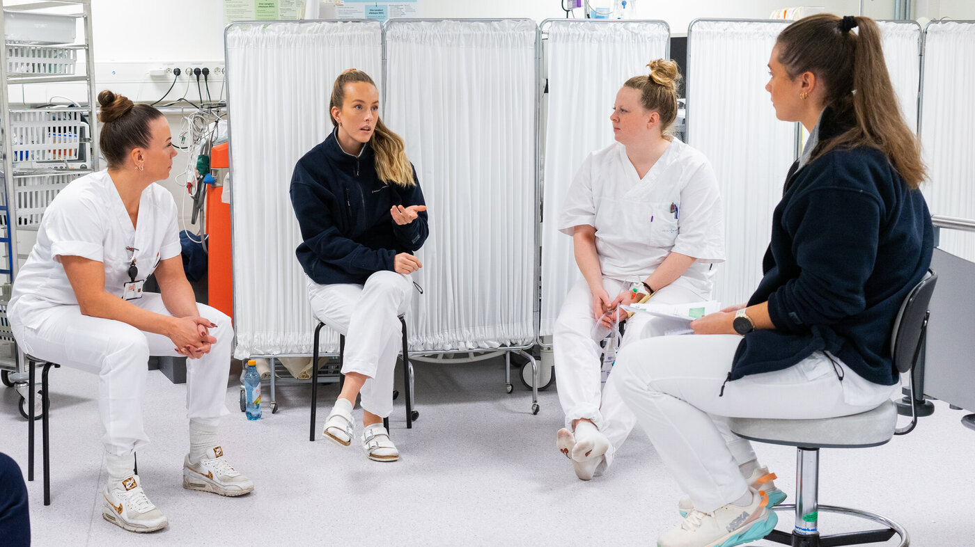 bildet viser sykepleiere som reflekterer etter simulering ved Ahus