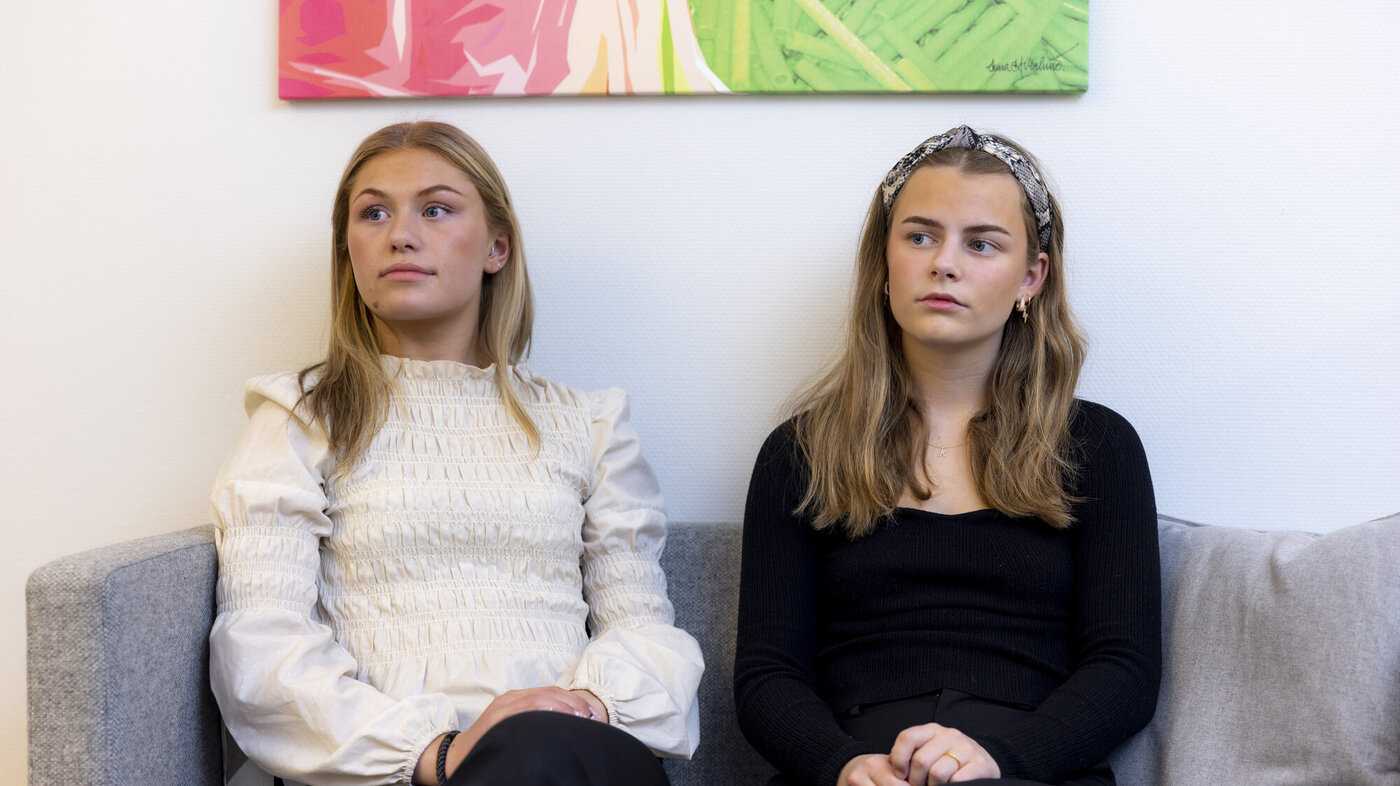 Bildet viser to jenter ved Sogndal videregående skole