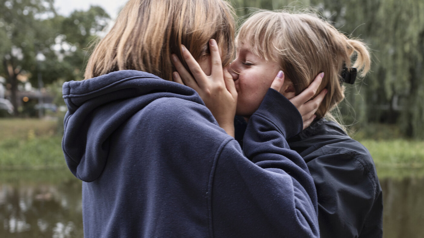 Bildet viser to ungdommer som kysser. Bildet viser to ungdommer som kysser.