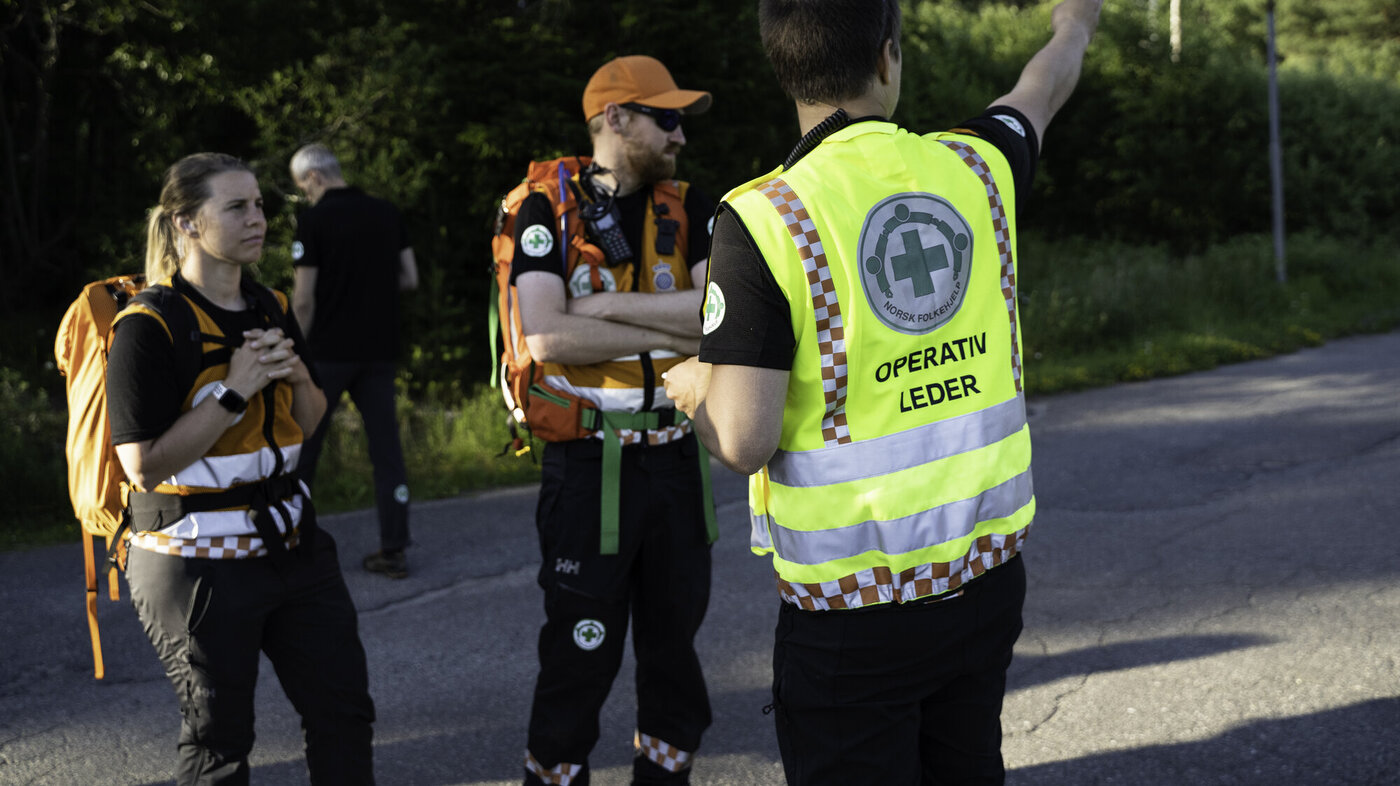 Bilde viser operativ som leder viser vei for Norsk Folkehjelps frivillige redningstjeneste.