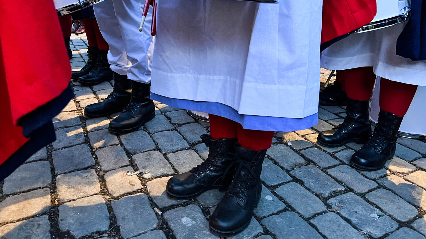 Trommekorpset Bildet viser beina til noen i trommekorpset.