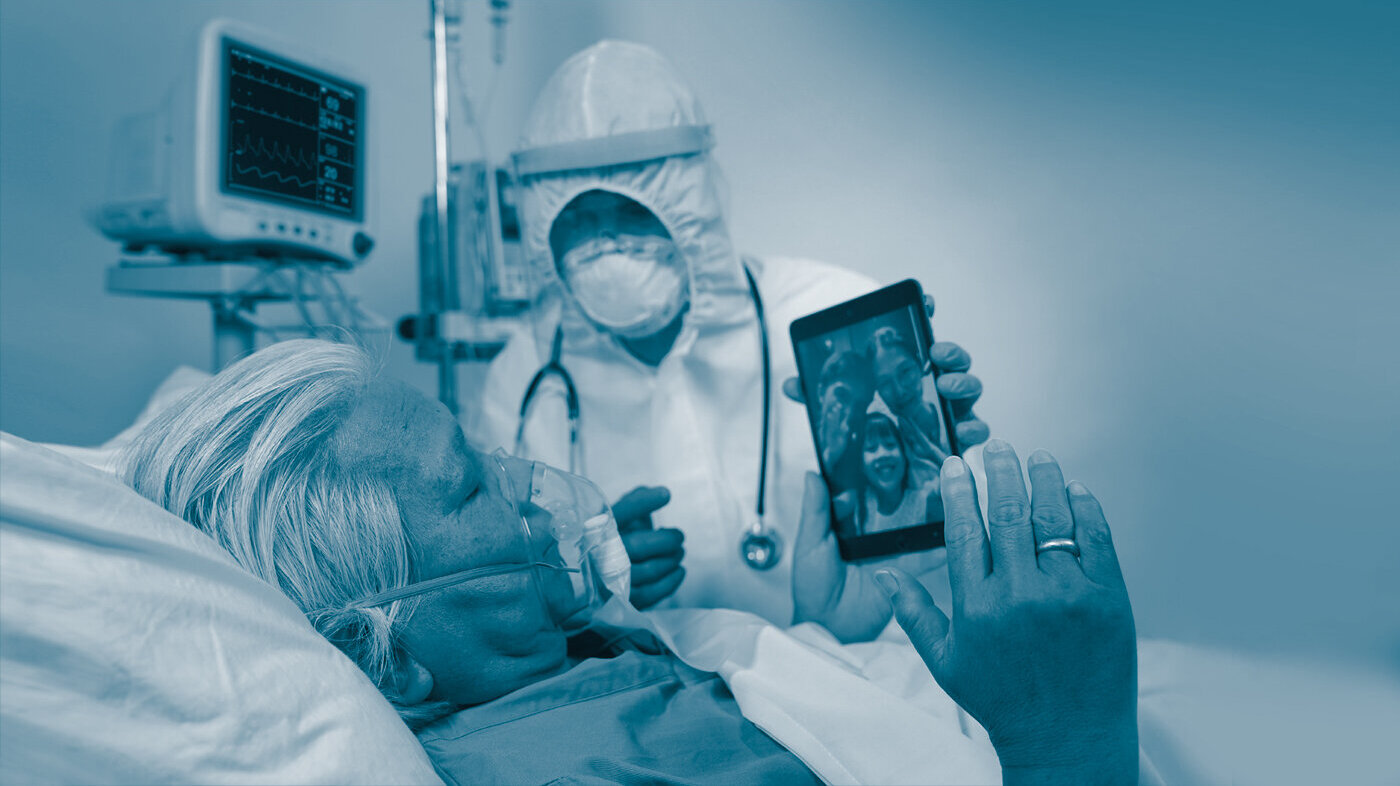 Intensivpasient Bildet viser en intensivpasient med maske som kommuniserer med familien sin på ipad.