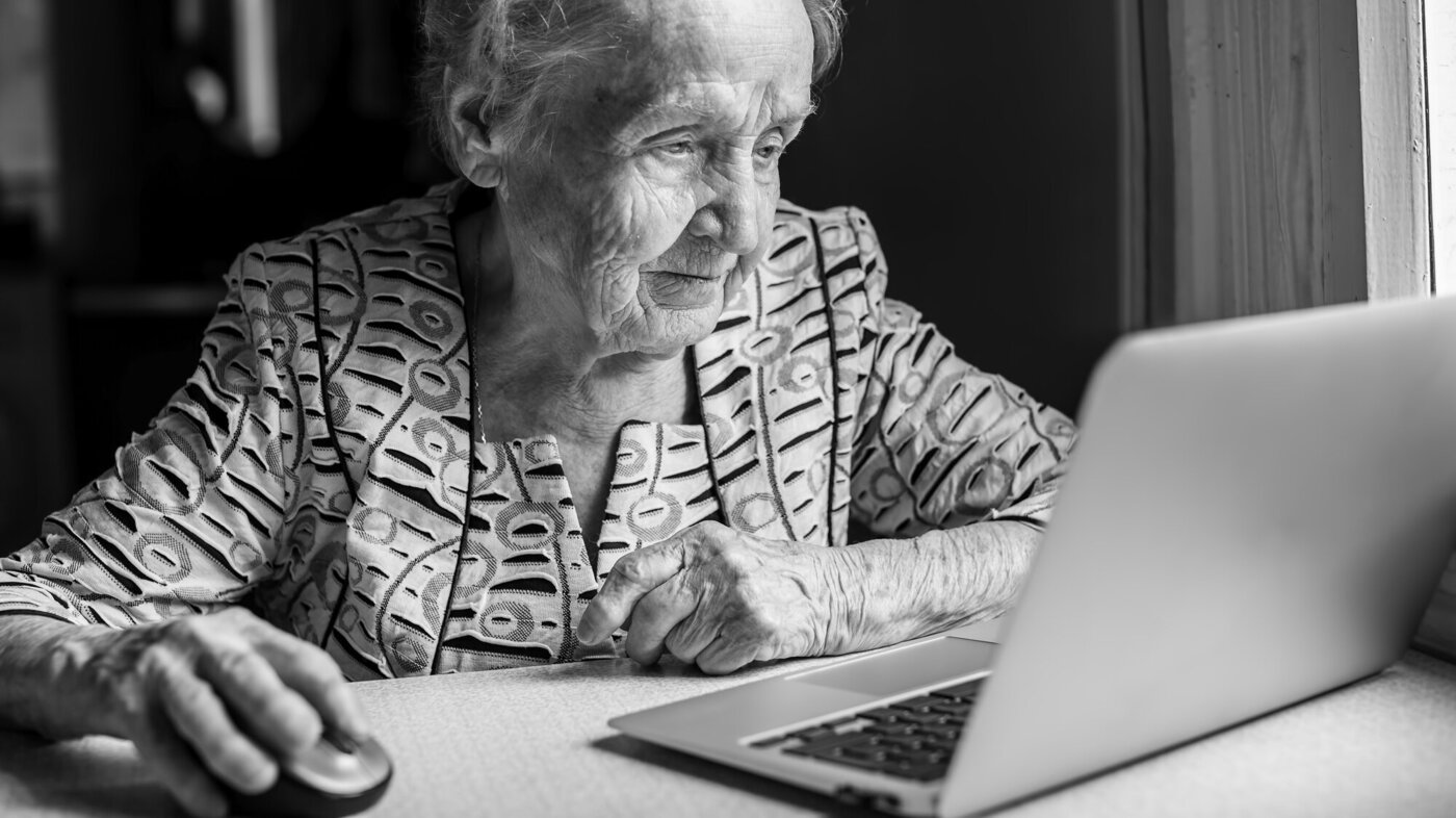 eldre dame på nettet bildet viser eldre dame på nettet