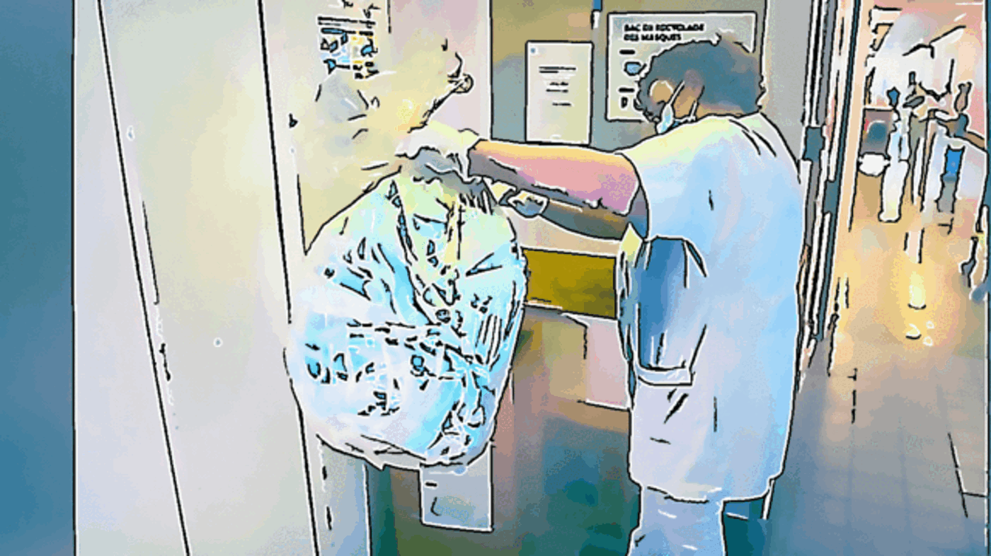 Bildet viser en sykepleier som holder en søppelsekk