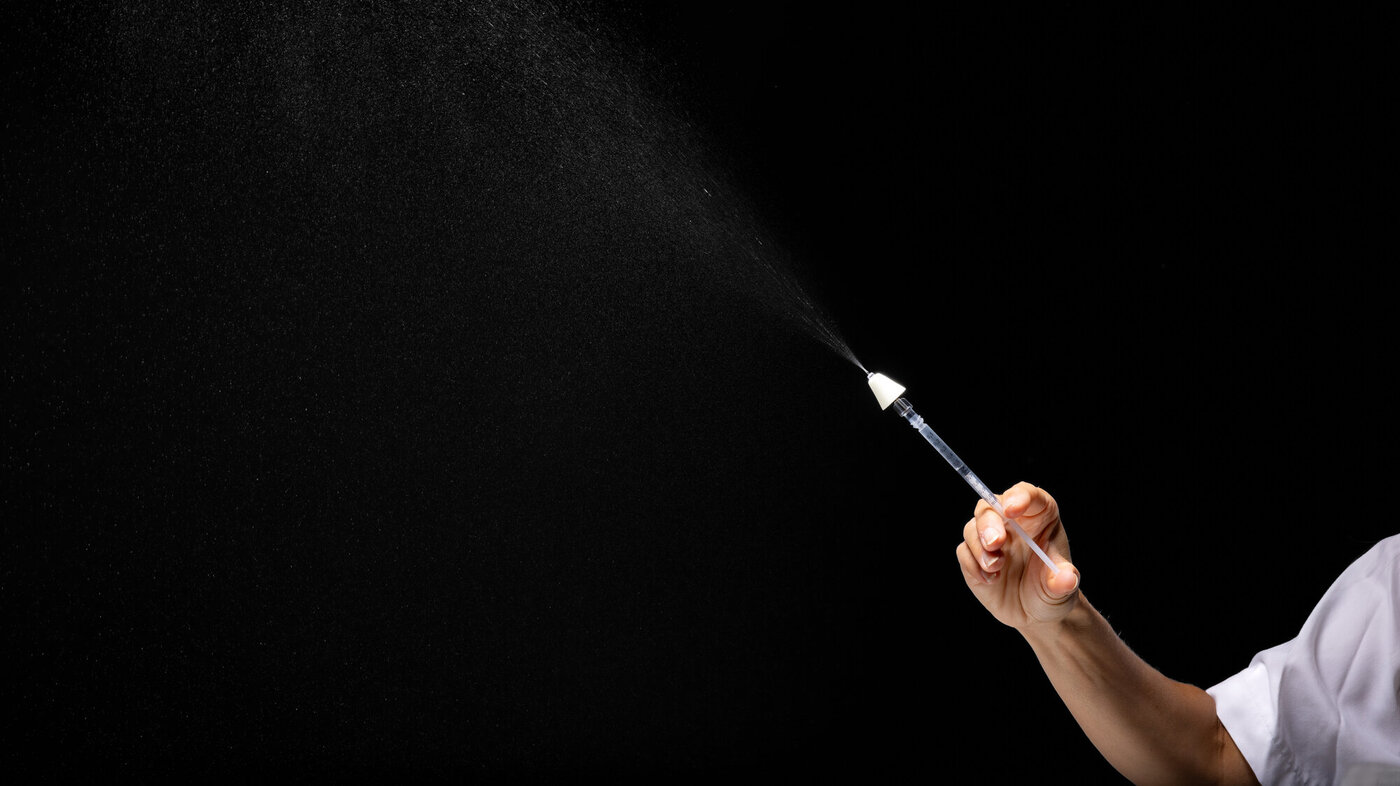 Sprøyte for nasal smertelindring Bildet viser en sprøyte som spruter ut legemidlene som brukes til nasal smertelindring