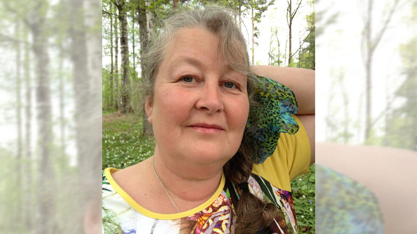 Bildet viser en selfie av Gunn Helen Kristiansen. Hun poserer i skogen