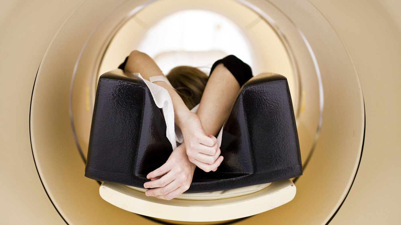 Bildet viser en person som ligger i en CT-trommel.