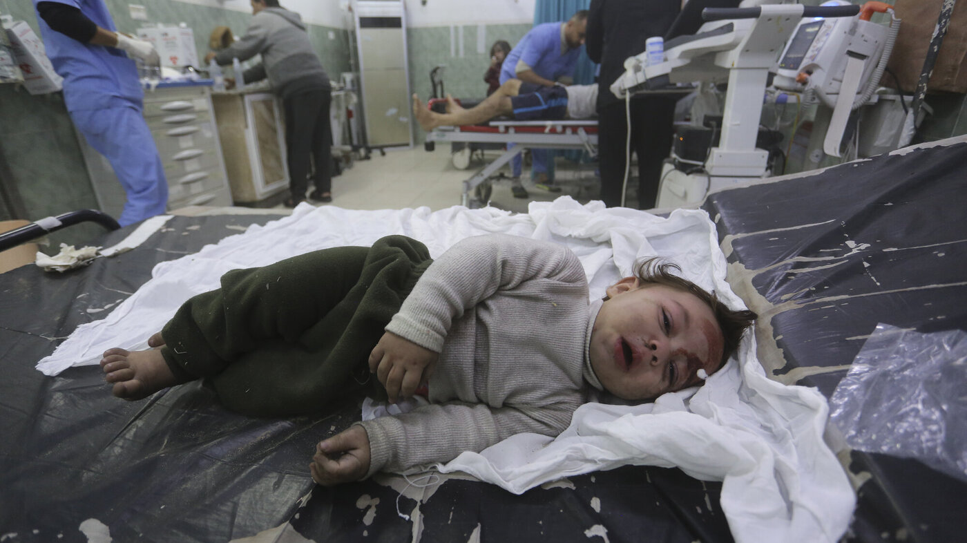 et skadet barn på et sykehus i gaza