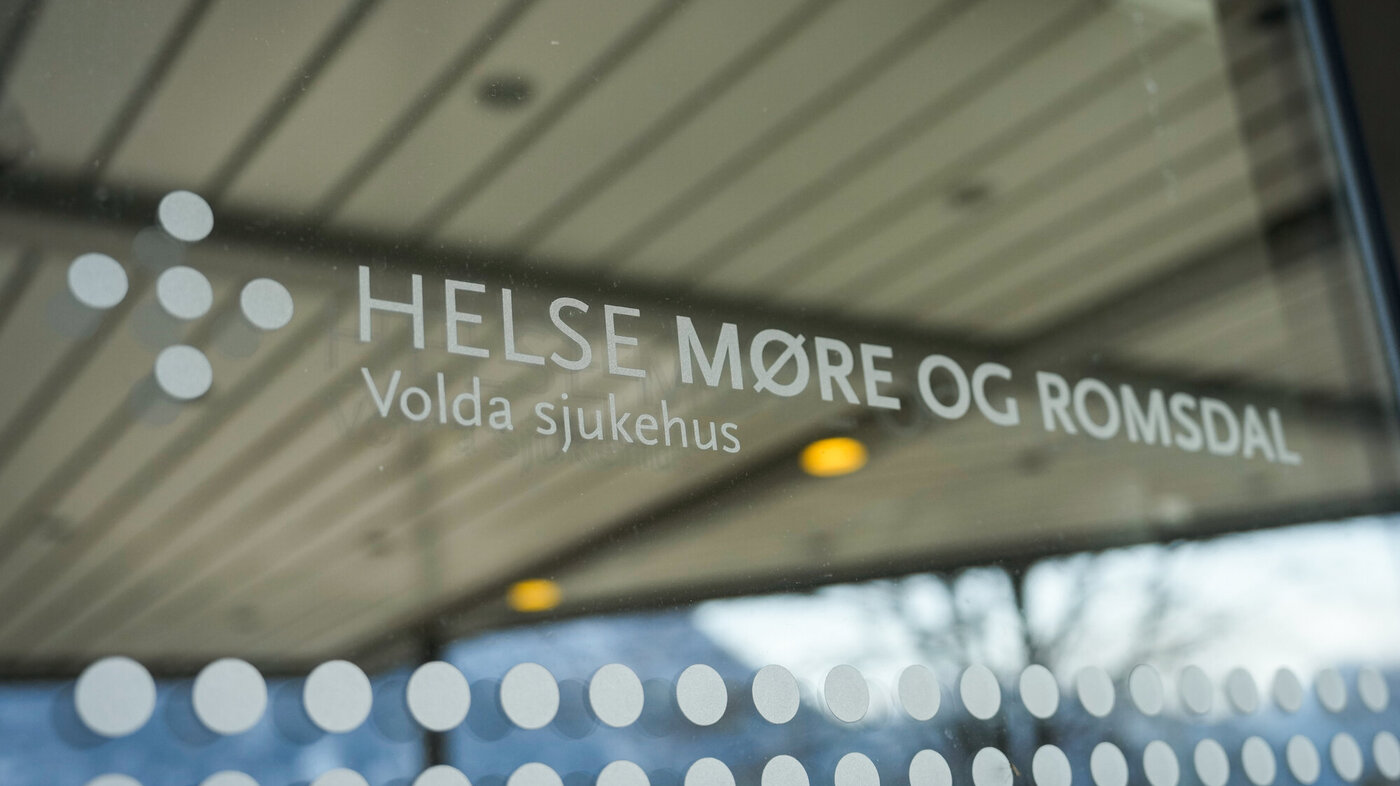 Bildet viser et skilt som det står Helse Møre og Romsdal, Volda sjukehus på
