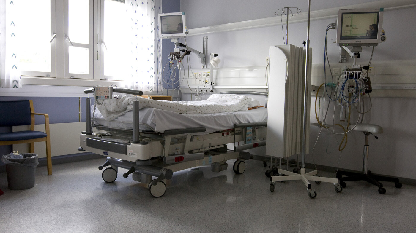 Bildet viser en sykeseng på et pasientrom på St. Olavs hospital i Trondheim