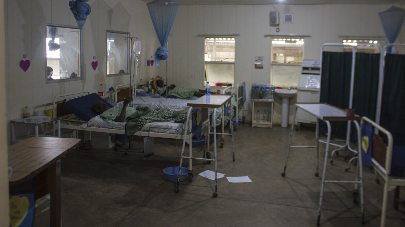 Bildet viser pasienter på manneavdelingen på Karanda sykehus, Zimbabwe