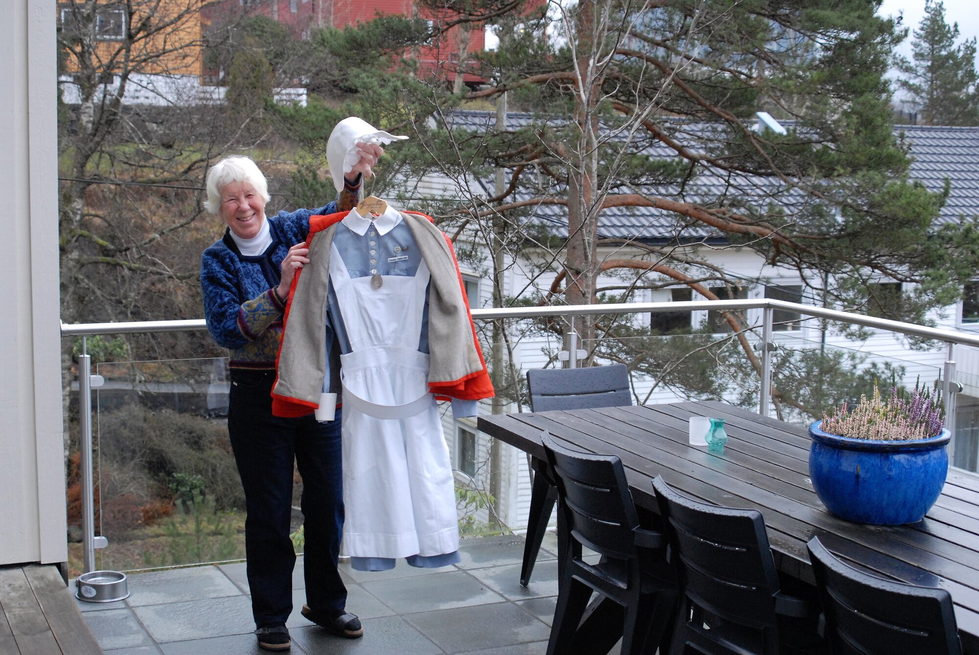 De første sykepleieruniformene skulle vise at her kom en utdannet og sømmelig kvinne. Bildet viser Anne-Ma Algaard som holder opp sin Haukelands-uniform.