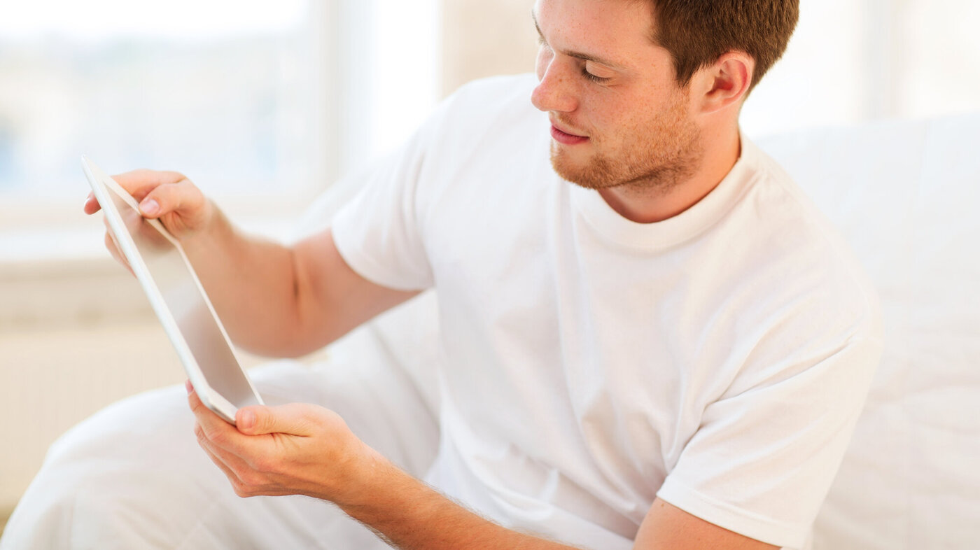Mann ser på ipad Mann ser på ipad
