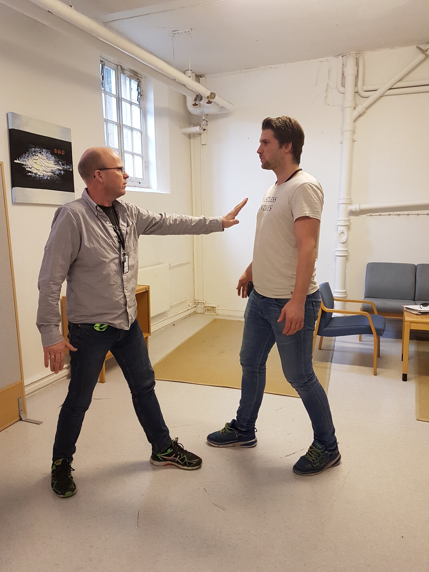 Bilde av to menn i rollespill. Den ene spiller behandler mens den andre spiller pasient. Behandleren forsøker å avverge vold. Bilde av to menn i rollespill. Den ene spiller behandler mens den andre spiller pasient. Behandleren forsøker å avverge vold.