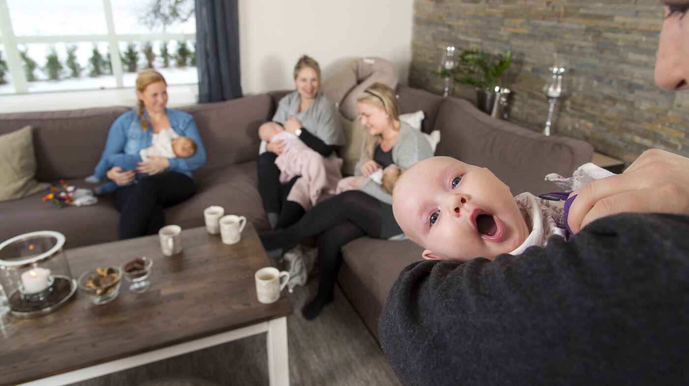 Bildet viser Karianne Thomassen (nærmest), An-Magritt T. Ryste, Stina Nakken Berg og (vertinne) Jeanett A. Norshus med hver sin baby.