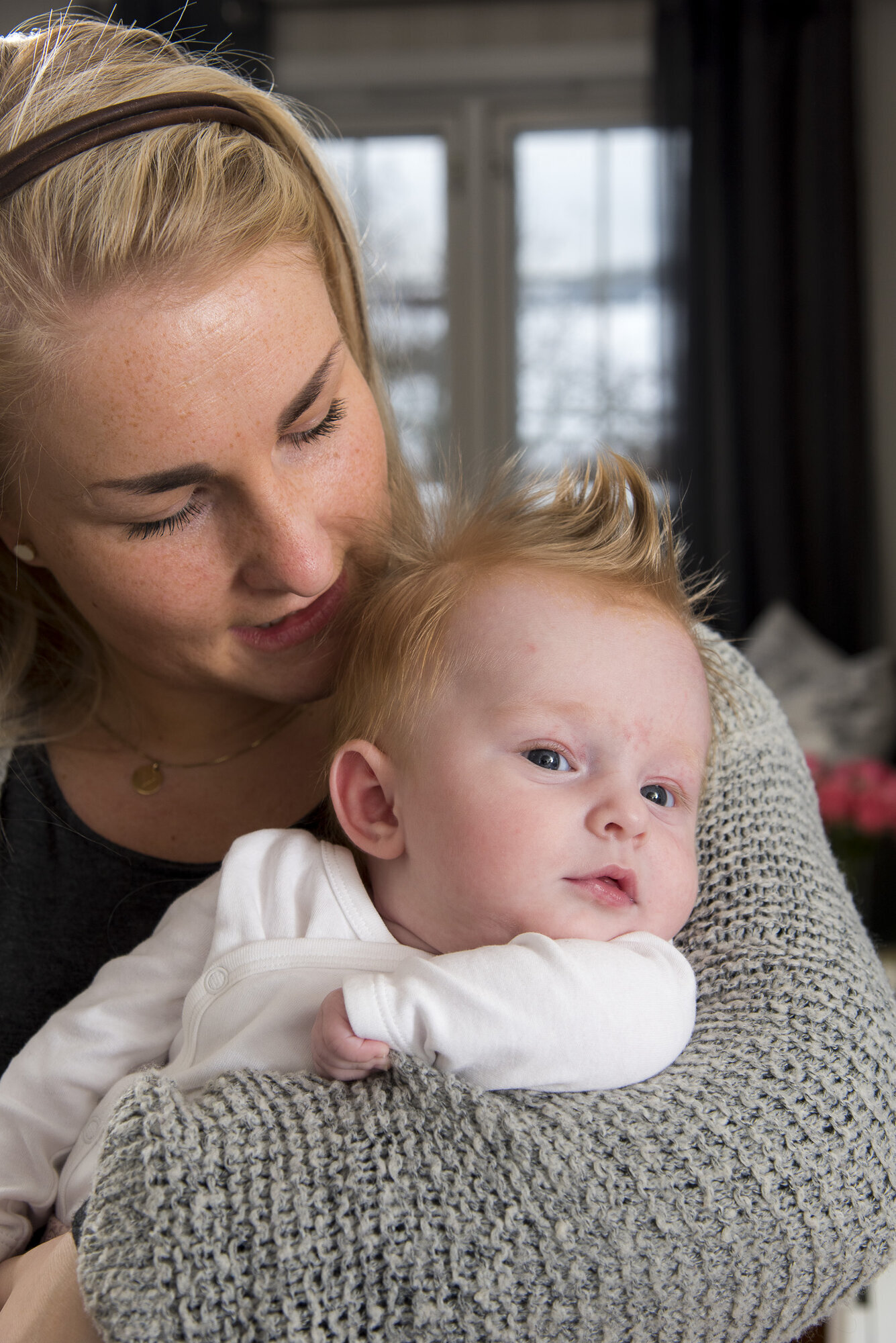 Komplikasjoner gjorde at Jeanett A. Norshus' ønsker for fødselen ikke lenger var relevante. Bildet viser Jeanett A. Norshus med vesle Vilde på armen.