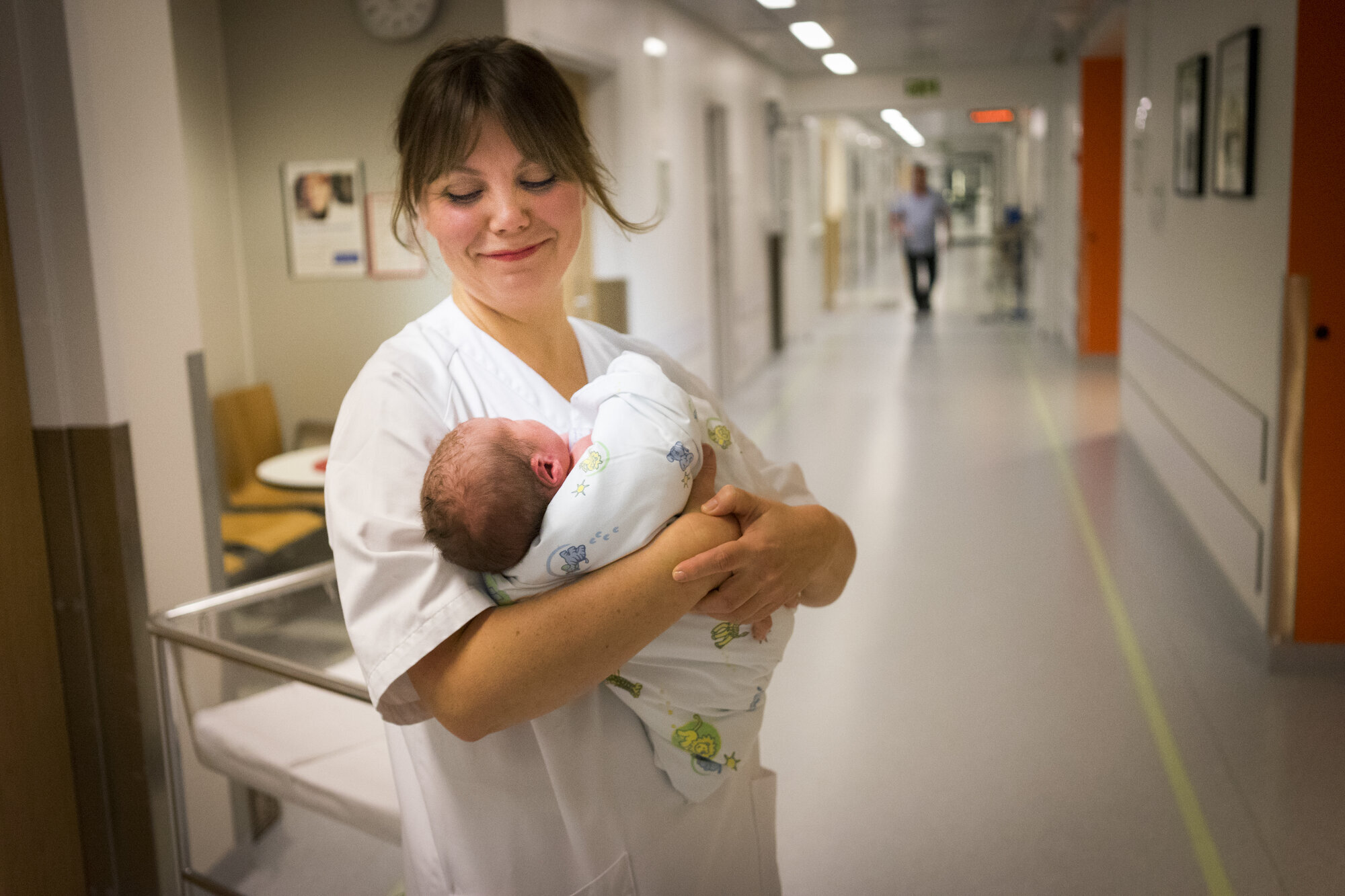 jordmor Anette Steelman bildet viser jordmor Anette Steelman