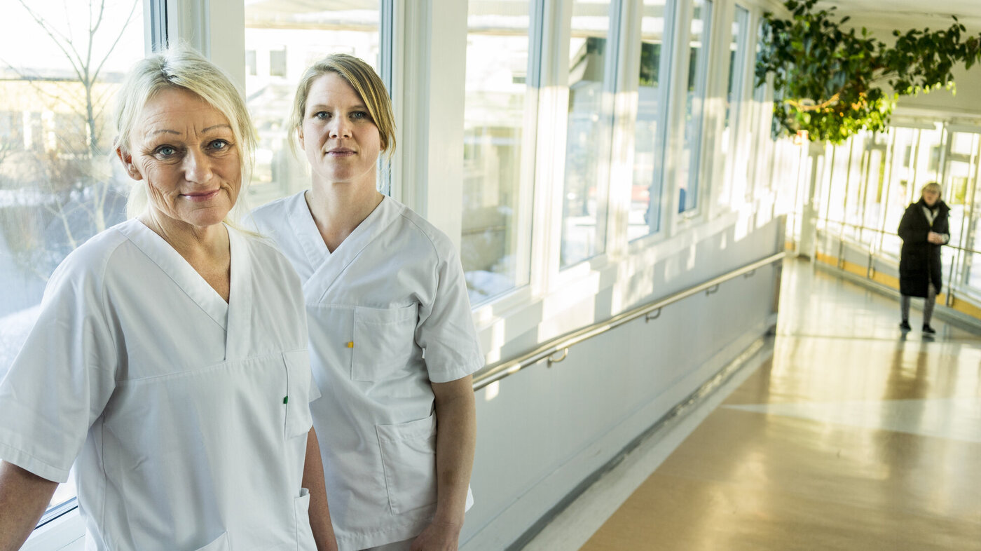 Bildet viser sårsykepleierne Hanne Haugland og Anne Riisøen Selsjord