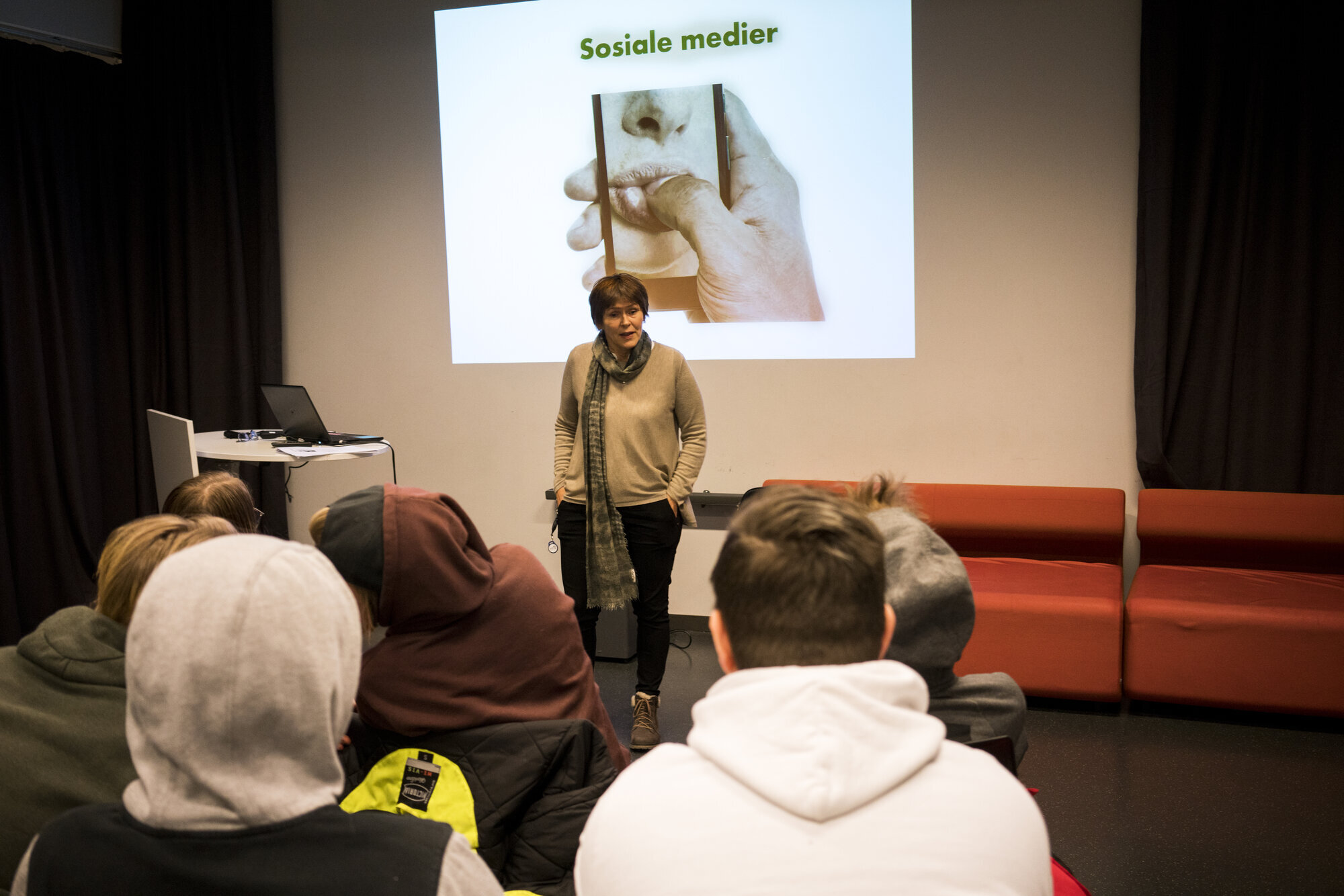 Randi Elisabeth Olsen som snakker foran en gruppe ungdom bildet viser Randi Elisabeth Olsen som snakker foran en gruppe ungdom