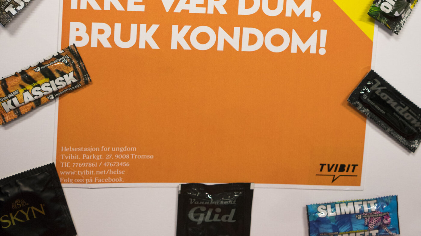 Bildet viser plakat med kondomer