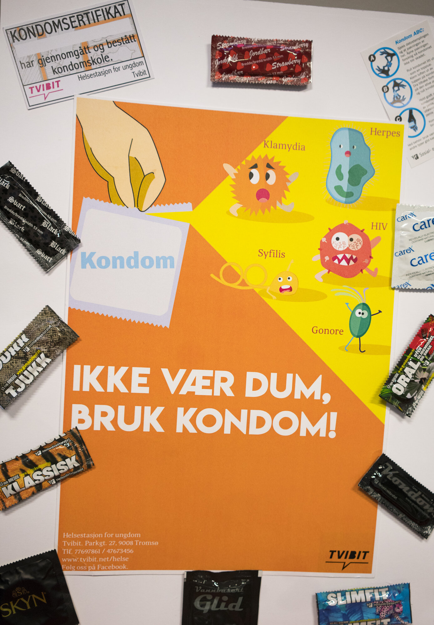 plakat med kondomer Bildet viser plakat med kondomer