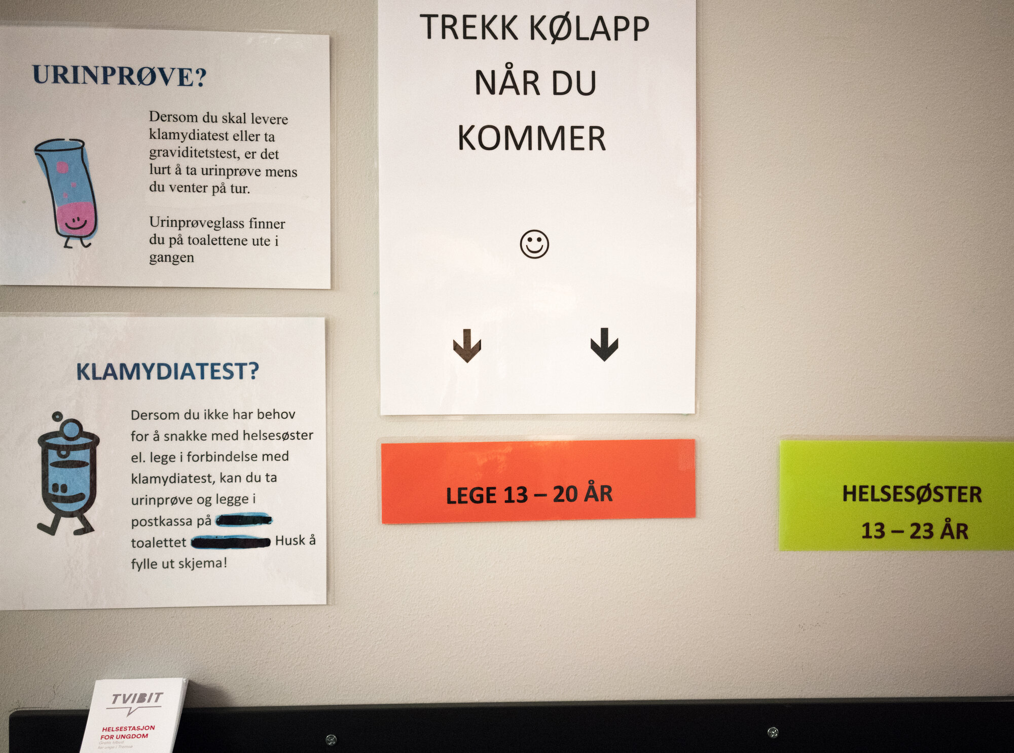 helsestasjon for ungdom bildet viser plakat på helsestasjon for ungdom