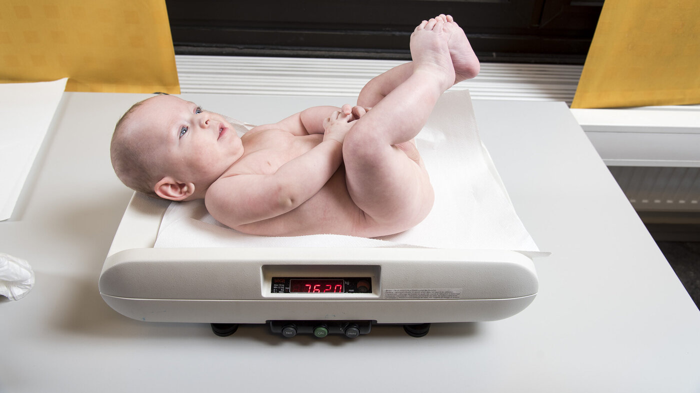 Baby veies Bildet viser en baby som blir veid på helsestasjonen.