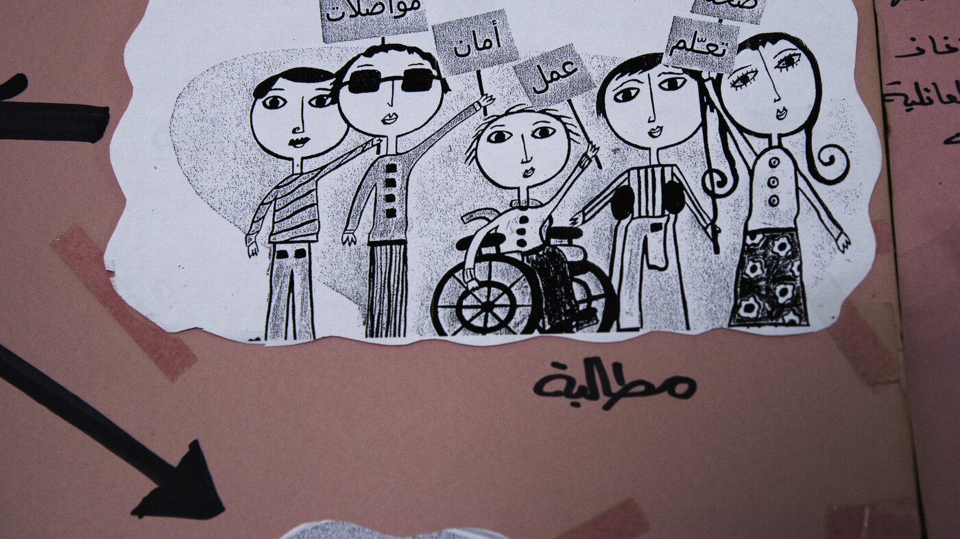 Tegning med slagord, laget av barn på et læresenter i Saida.