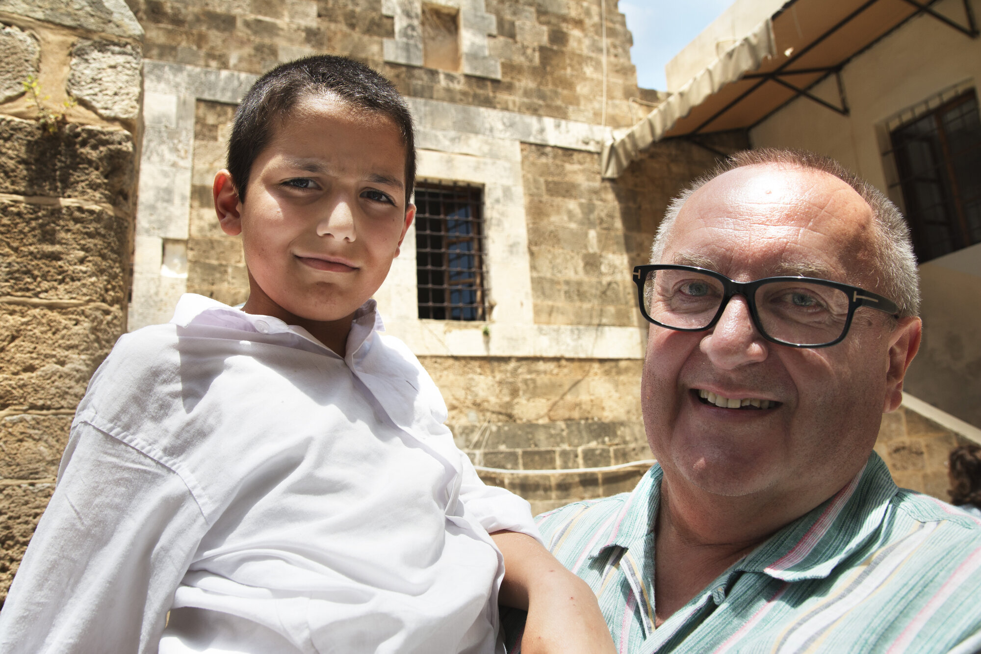 John Eivind Jensen, Norwac, med en syrisk skolegutt i Saida, Libanon.