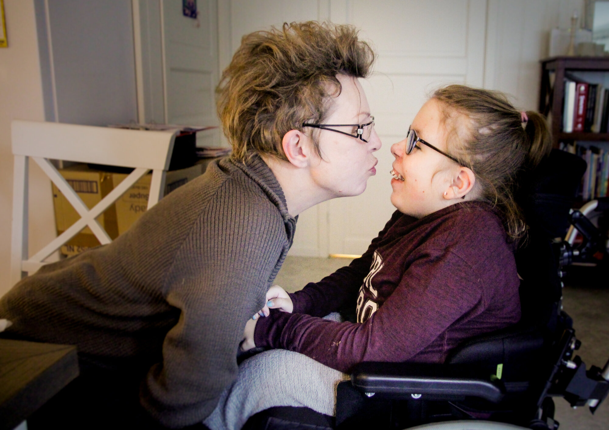 Ina kysser Emma Bildet viser Ina som kysser Emma