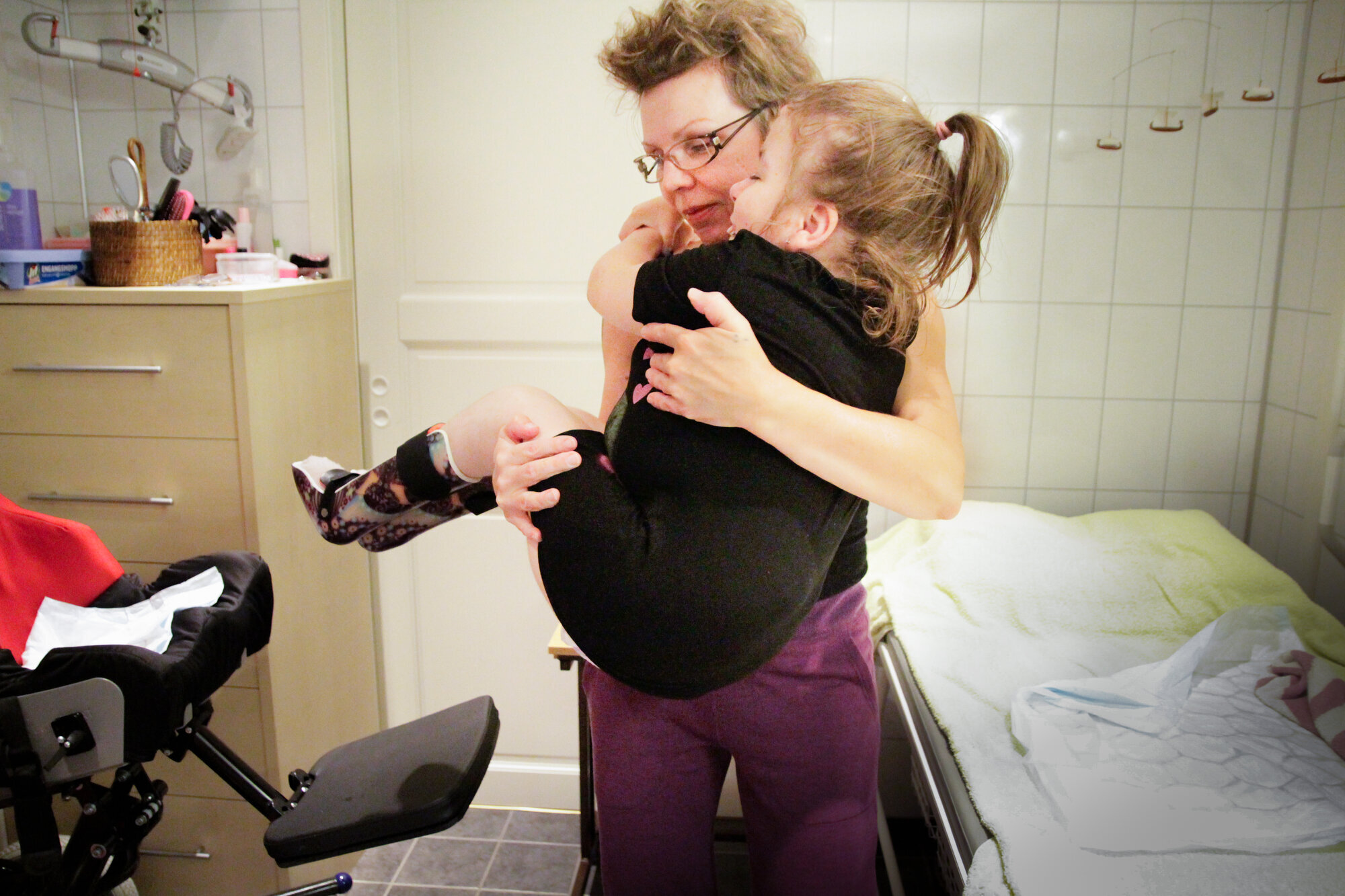 Ina løfter Emma Bildet viser Ina som løfter Emma