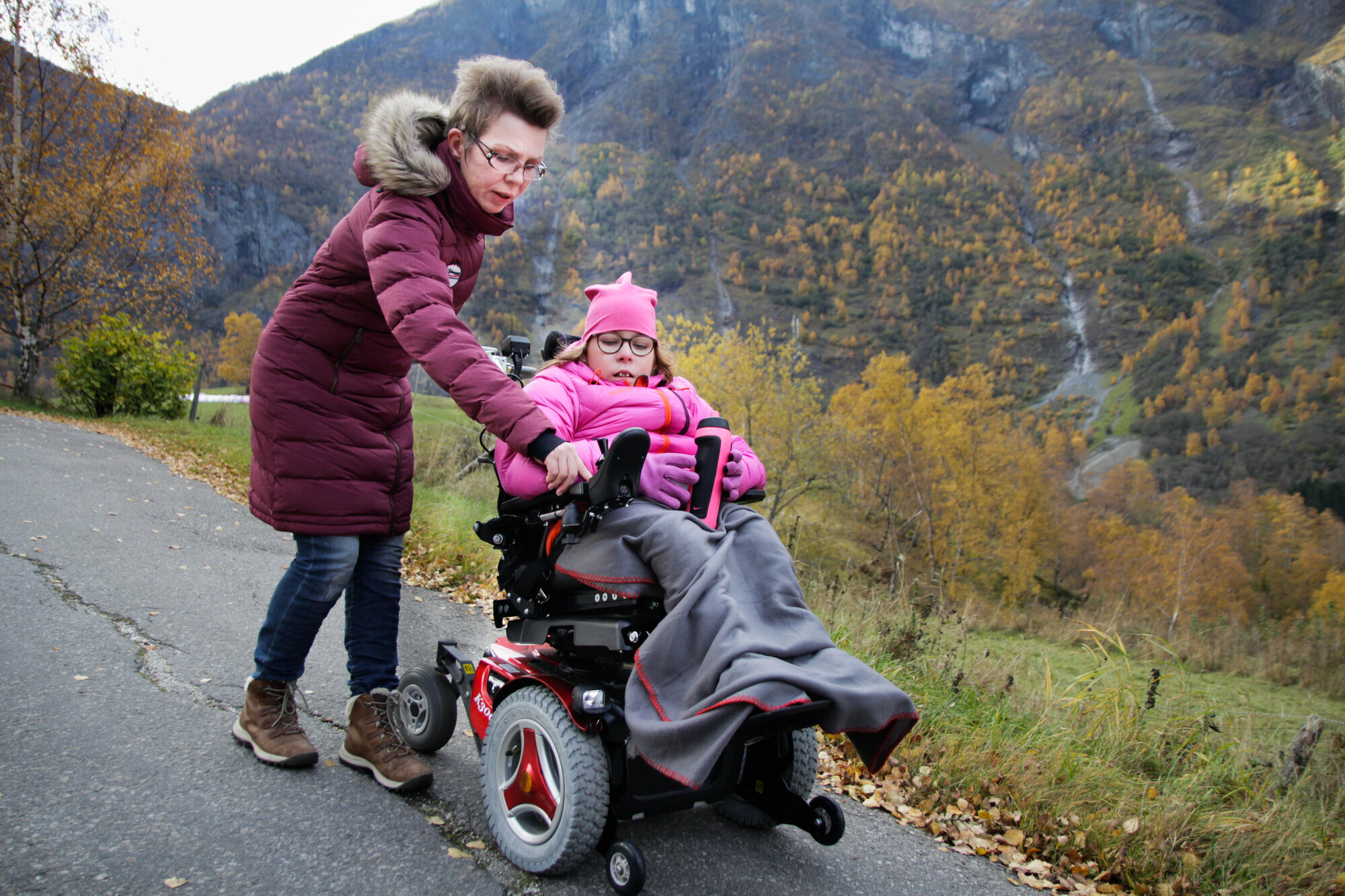 Ina og Emma på trilletur Bildet viser Ina og Emma på trilletur ute.